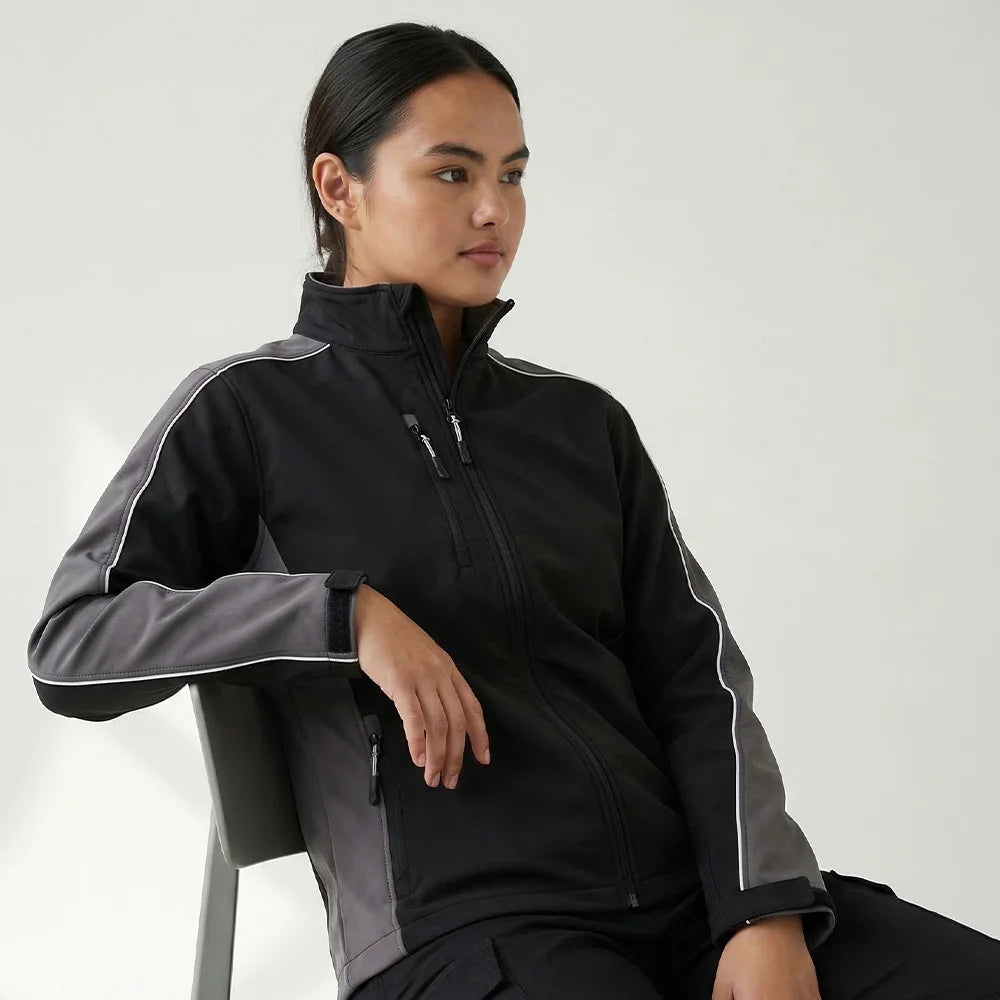 Model wearing the Orn Avocet Softshell 4288 in Black / Graphite