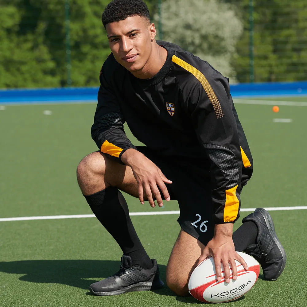 model wearing Edge Pro Contact Top in black/amber