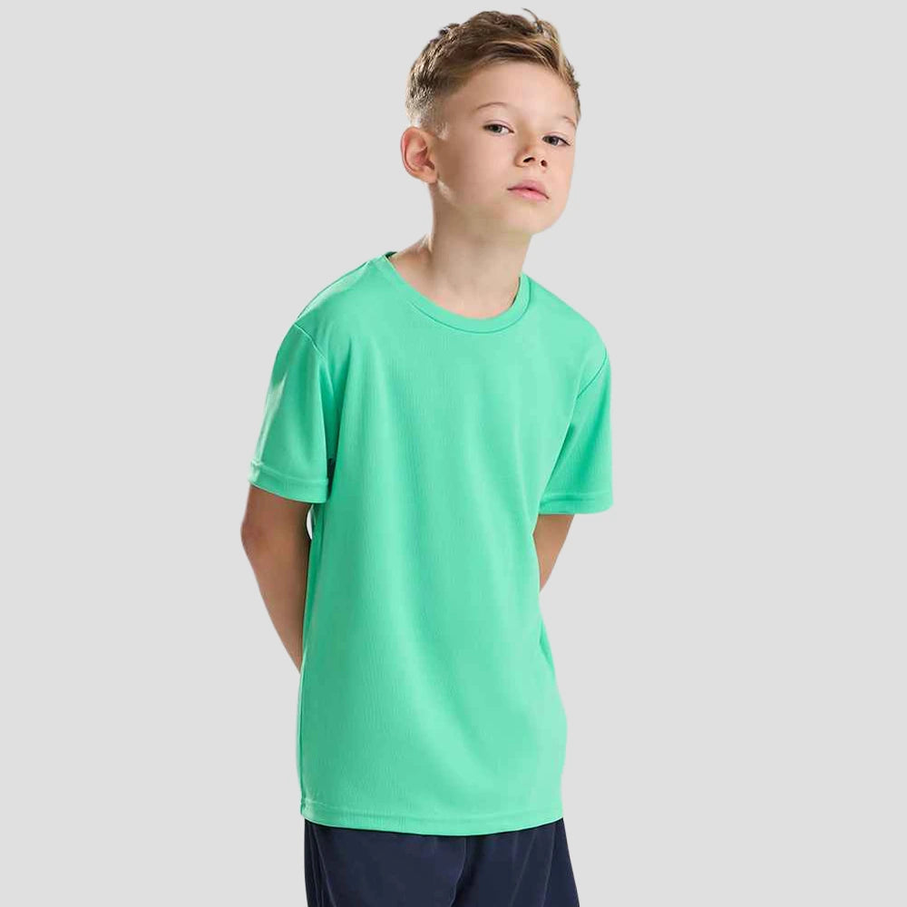 Model wearing the AWDis Kids Cool T-Shirt JC001B