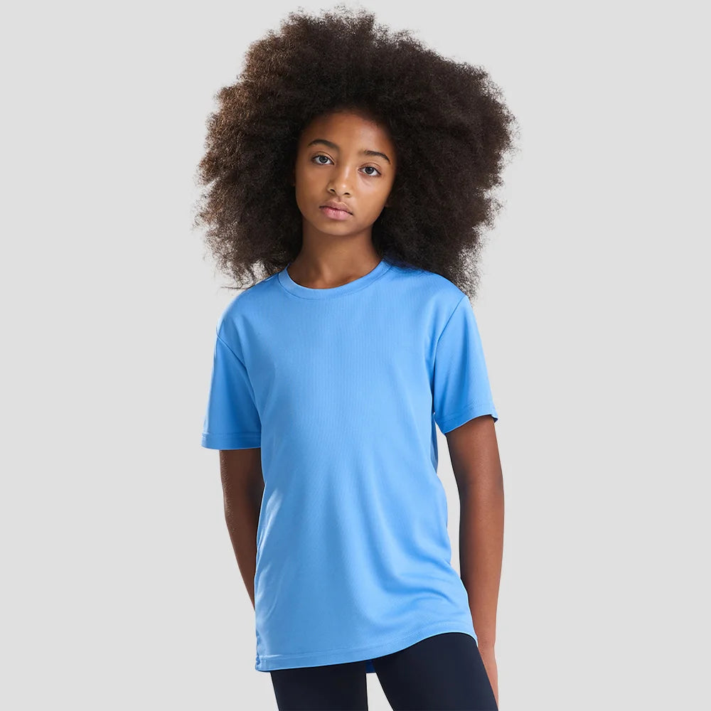 Model wearing the AWDis Kids Cool T-Shirt JC001