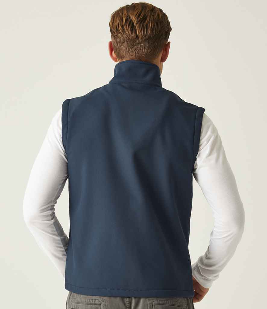 back view of model wearing Regatta RG372 (TRA925) Ascender Two Layer Soft Shell Bodywarmer in navy 